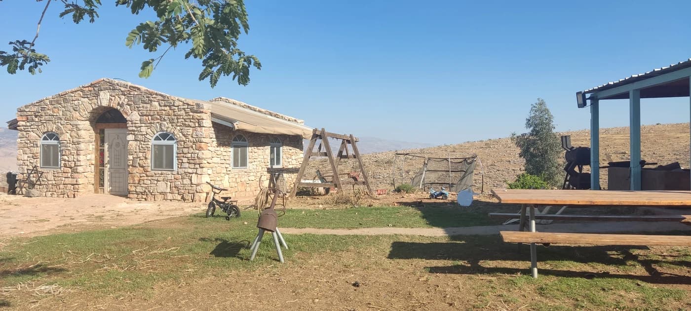 מבנה בחווה לגידול בקר בגב ההר, בואכה בקעת הירדן. צילום: לגור ביו"ש